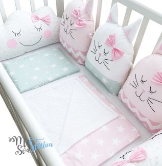 Ogradica i posteljina za krevetac Tri gospođice mace, mint roze