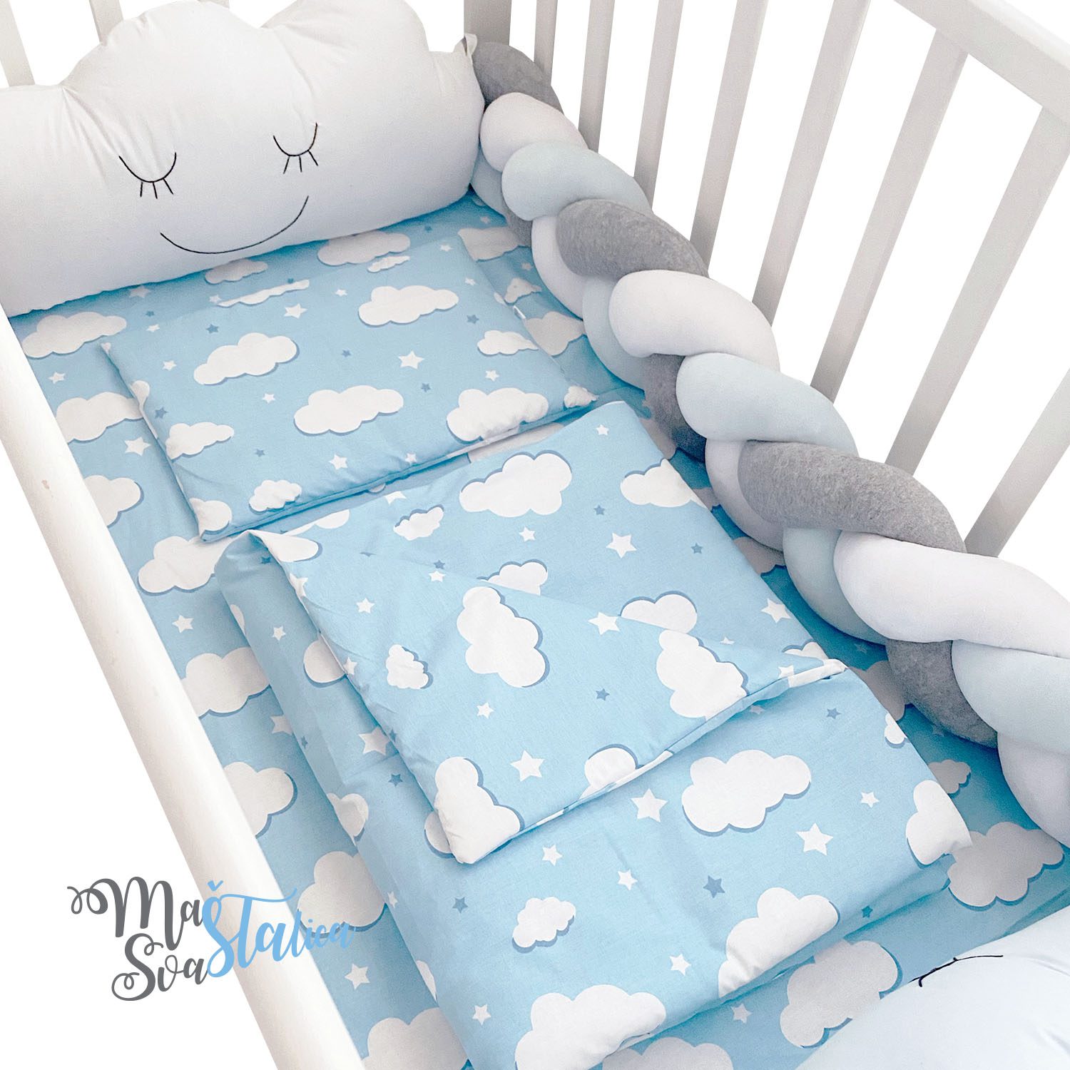 Ogradica i posteljina za krevetac Oblaci plavo beli i pletenica